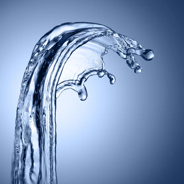 Сплеск води на синьому фоні — стокове фото