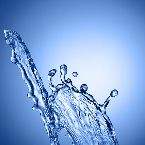 Éclaboussure d'eau sur fond bleu — Photo