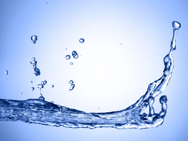푸른 배경에 물이 튀기다 — 스톡 사진