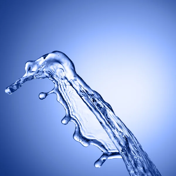 Сплеск води на синьому фоні — стокове фото