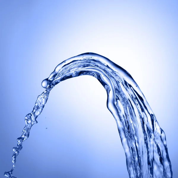 Vatten stänk på blå bakgrund — Stockfoto