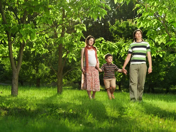 Happy Family camminando all'aperto — Foto Stock