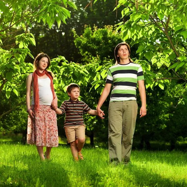 Счастливая семья прогулки на открытом воздухе — стоковое фото