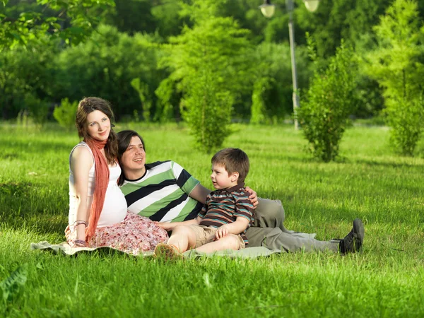 Família feliz andando ao ar livre — Fotografia de Stock