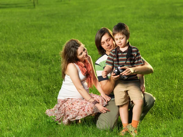 Família feliz andando ao ar livre — Fotografia de Stock