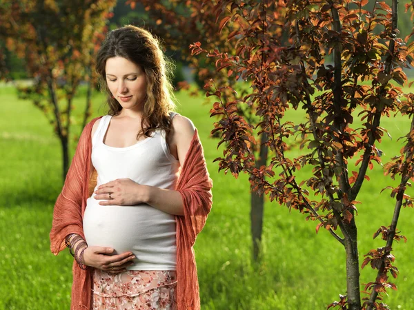 공원에서 임신한 여자 — 스톡 사진