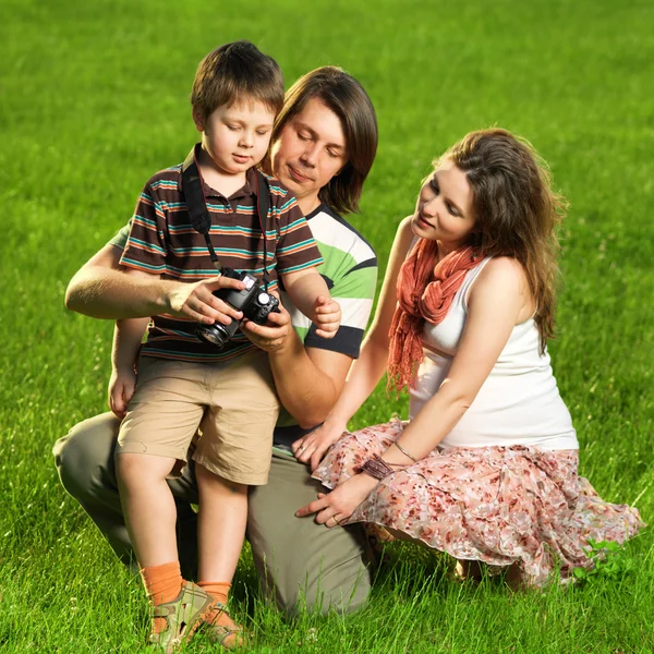 Happy Family walking outdoors — Stockfoto