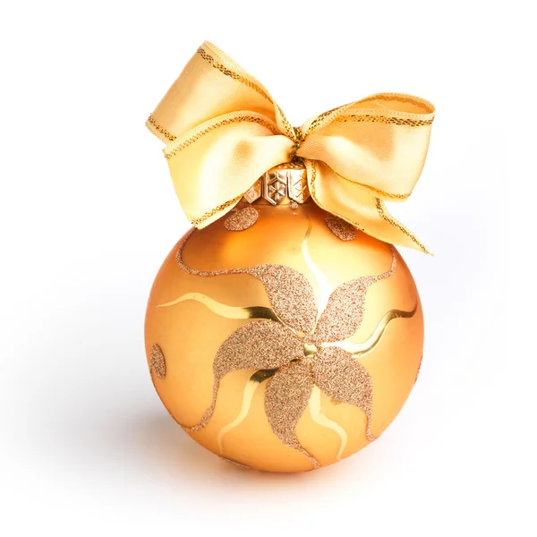 Bola de Navidad aburrida dorada sobre fondo blanco — Foto de Stock