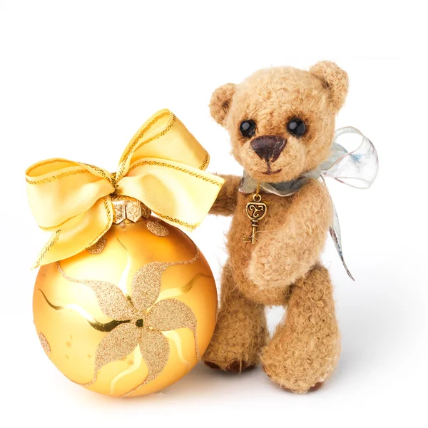 Тедди медведь в классическом винтажном стиле с рождественской игрушкой — стоковое фото