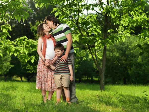 Happy Family walking outdoors — Stockfoto