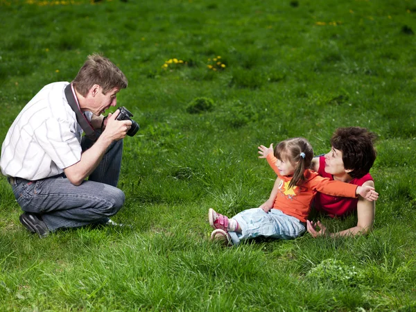 幸せな若い家族が屋外に楽しむ — ストック写真