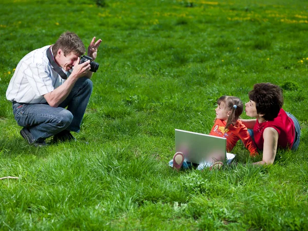 Щаслива молода сім'я насолоджується на відкритому повітрі — стокове фото
