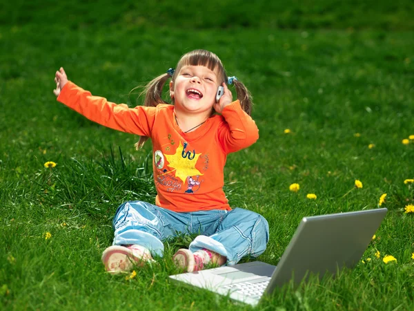 Portrait of a happy little girl in the park — Stock Photo, Image