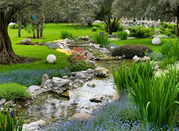 Ogród ze stawem w stylu azjatyckim — Zdjęcie stockowe