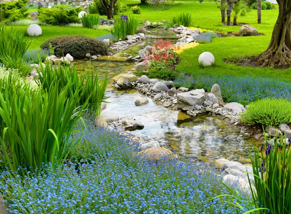 Zahrada s rybníkem v asijském stylu — Stock fotografie