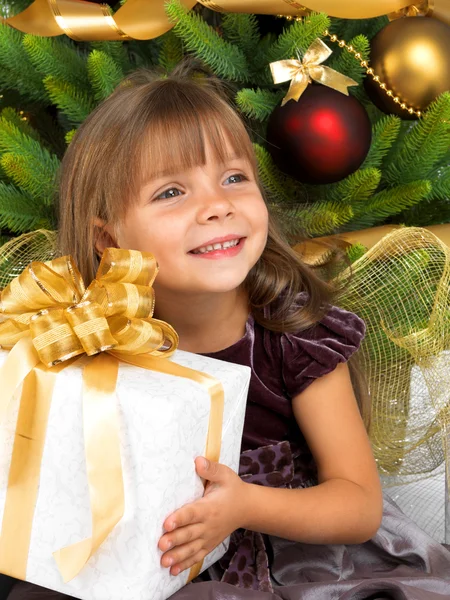 Όμορφο κορίτσι με παρόν κοντά στο δέντρο Χριστούγεννα — Φωτογραφία Αρχείου