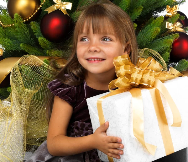 Söt flicka nära trädet cristmas — Stockfoto