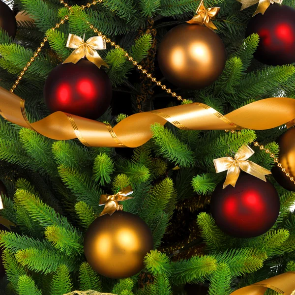 Geschmückter Weihnachtsbaum auf weißem Hintergrund — Stockfoto
