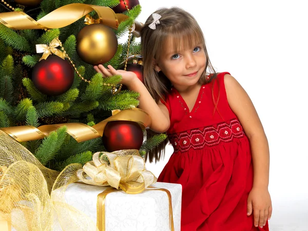 Όμορφο κορίτσι με παρόν κοντά το χριστουγεννιάτικο δέντρο — Φωτογραφία Αρχείου
