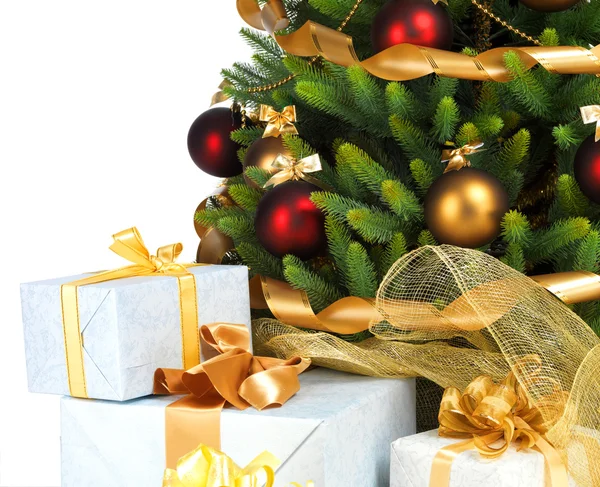 Geschmückter Weihnachtsbaum auf weißem Hintergrund — Stockfoto
