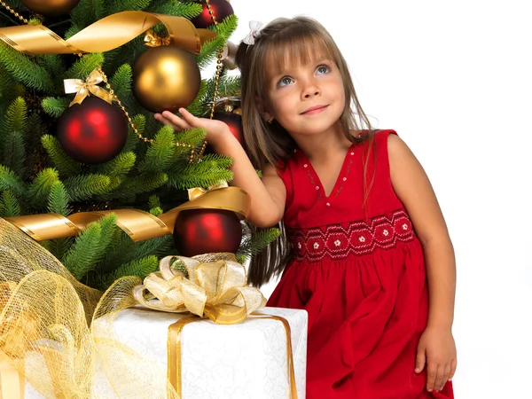 Hübsches Mädchen in der Nähe des Weihnachtsbaums — Stockfoto