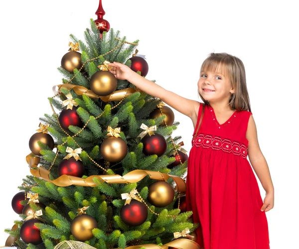 Красивая девушка с подарком возле рождественской елки — стоковое фото