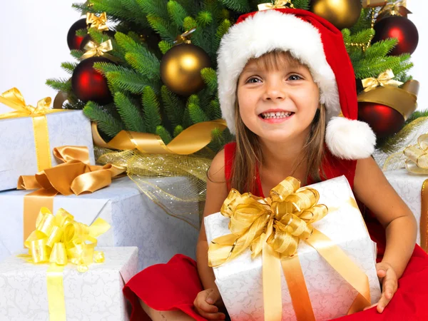 Chica bonita con presente cerca del árbol de Navidad —  Fotos de Stock