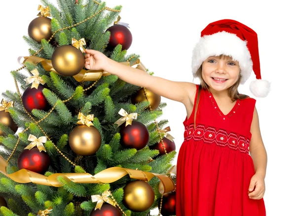 Söt flicka med nuvarande nära trädet cristmas — Stockfoto