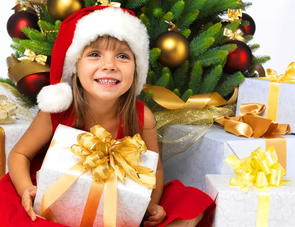Menina bonita com presente perto da árvore de Natal — Fotografia de Stock