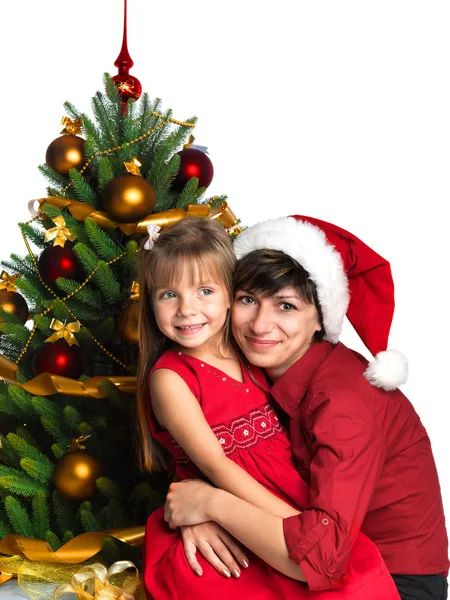母亲和女儿在圣诞节树附近 — 图库照片