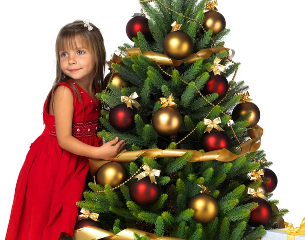 Bella ragazza con regalo vicino all'albero di Natale — Foto Stock