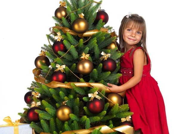 Chica bonita con presente cerca del árbol de Navidad —  Fotos de Stock