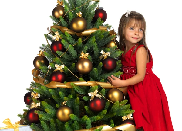 Jolie fille avec cadeau près du sapin de Noël — Photo