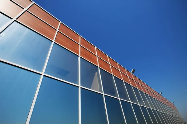 Moderne glas silhouetten van wolkenkrabbers in de nacht — Stockfoto