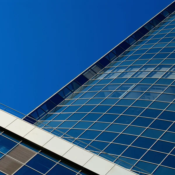 Moderne glas silhouetten van wolkenkrabbers — Stockfoto