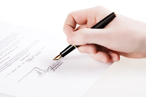 Närbild på en hand underteckna ett dokument. Observera att tecknet — Stockfoto
