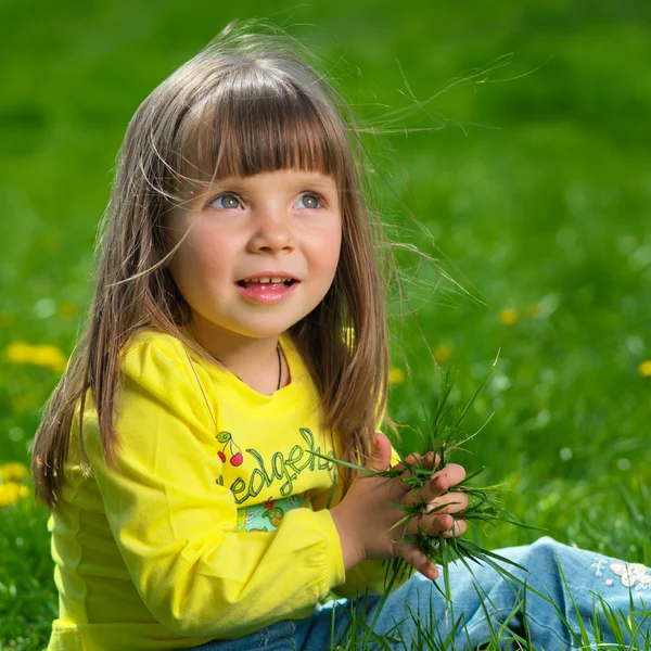 Kis lány a szabadban — Stock Fotó