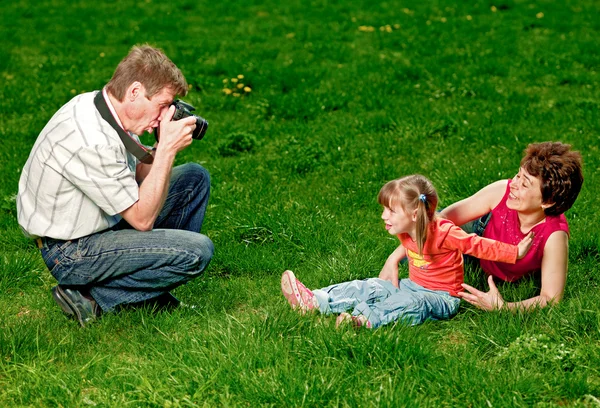 Счастливая молодая семья наслаждается на свежем воздухе — стоковое фото