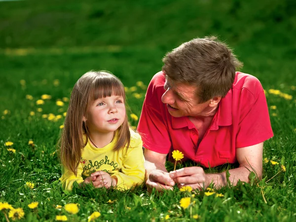 Happy young family enjoy outdoors — Stockfoto