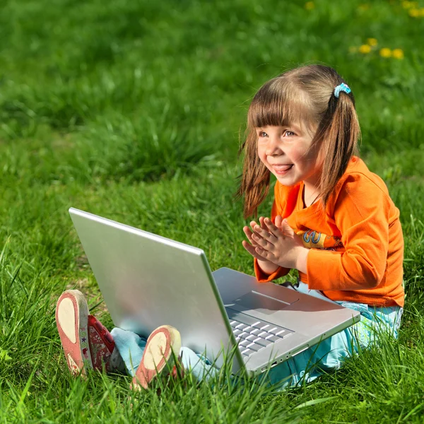 Portrait of a happy little girl in the park — Stock Photo, Image
