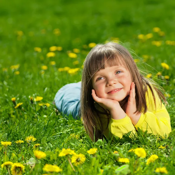 Portret van een gelukkig meisje in het park — Stockfoto