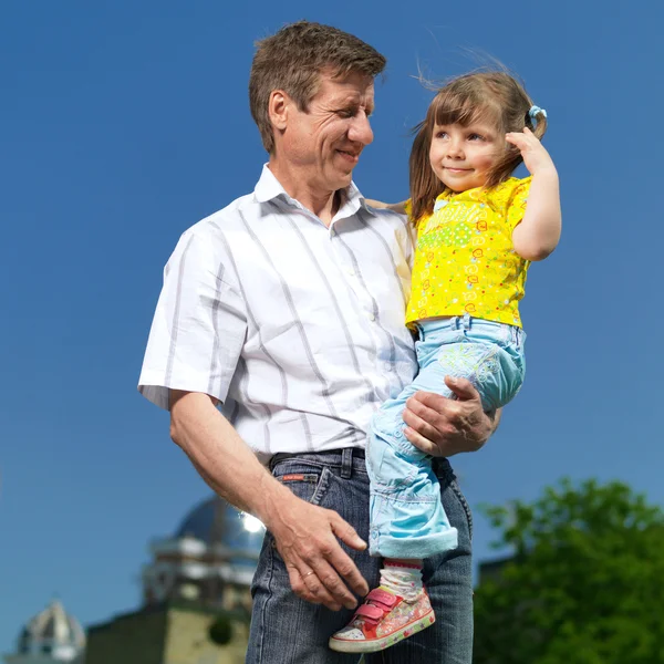 Heureux jeune famille profiter à l'extérieur — Photo