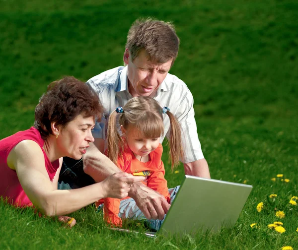 Happy young family enjoy outdoors — Stockfoto