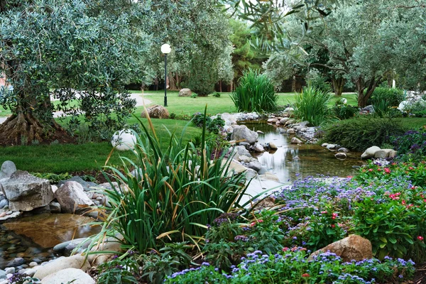 Jardín con estanque en estilo asiático — Foto de Stock