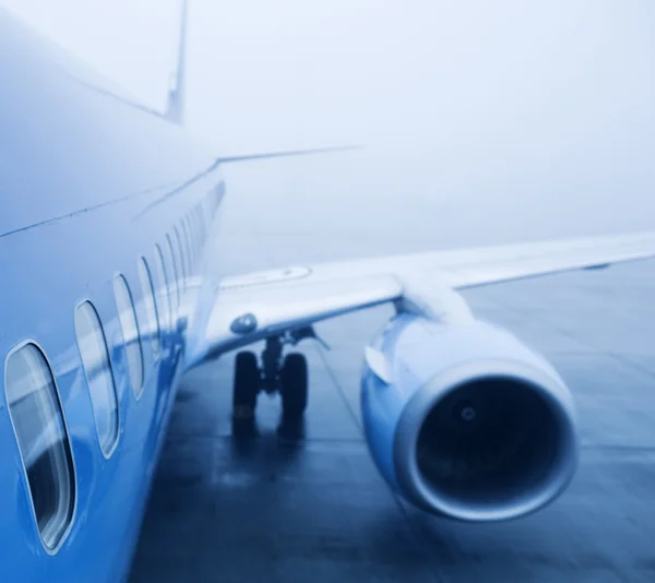 Літак екстер'єр крупним планом, туман — стокове фото