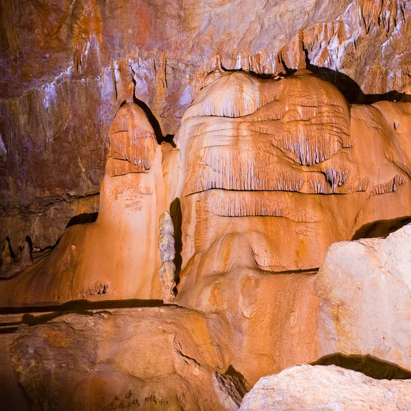 Caverne stalactites et formations et un spéléologue — Photo