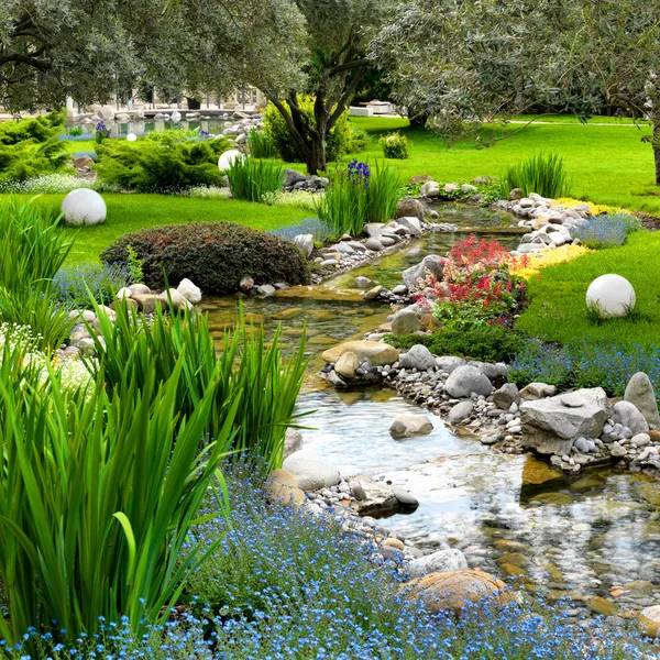 Garten mit Teich im asiatischen Stil Stockbild