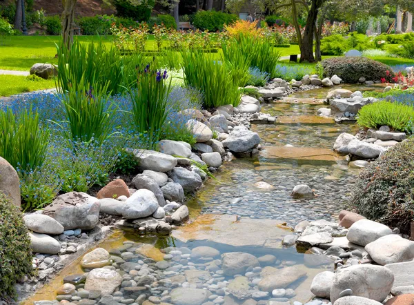 Jardín con estanque en estilo asiático Imagen De Stock