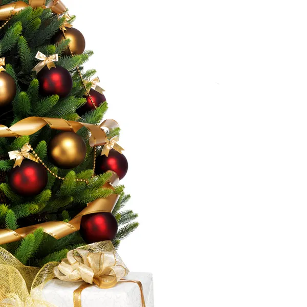 Geschmückter Weihnachtsbaum auf weißem Hintergrund lizenzfreie Stockbilder