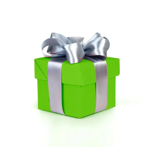 Зелена подарункова коробка зі срібною стрічкою та бантом — стокове фото